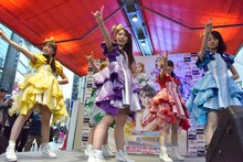 チームしゃちほこのゲリラライブの様子。