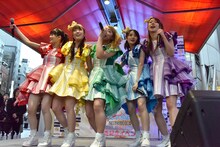 チームしゃちほこのゲリラライブの様子。