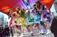 チームしゃちほこのゲリラライブの様子。