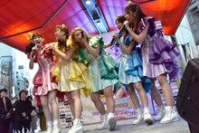 チームしゃちほこのゲリラライブの様子。