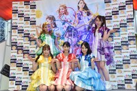 ライブ中の発電で光った電飾と記念撮影するチームしゃちほこ。