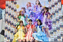 ライブ中の発電で光った電飾と記念撮影するチームしゃちほこ。