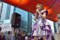 ライブ後に発電量をチェックする大黒柚姫。