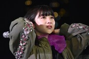 目に涙を浮かべながら大勢のアスタライト（東京女子流ファンの呼称）を見つめる新井ひとみ。