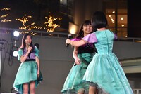 新井ひとみ（中央）にペルー仕込みのハグを伝授する中江友梨（右）とそれを見守る山邊未夢（左）。