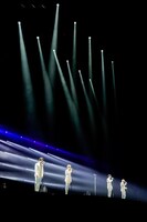 「From Now On」を歌うSHINee。