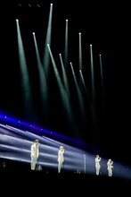 「From Now On」を歌うSHINee。