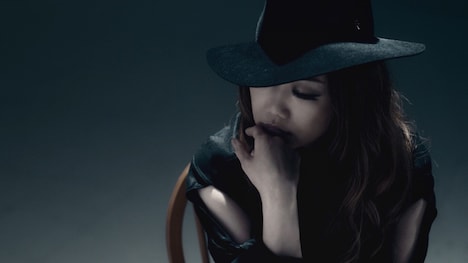 JUJU「かわいそうだよね （with HITSUJI）」ミュージックビデオのワンシーン。