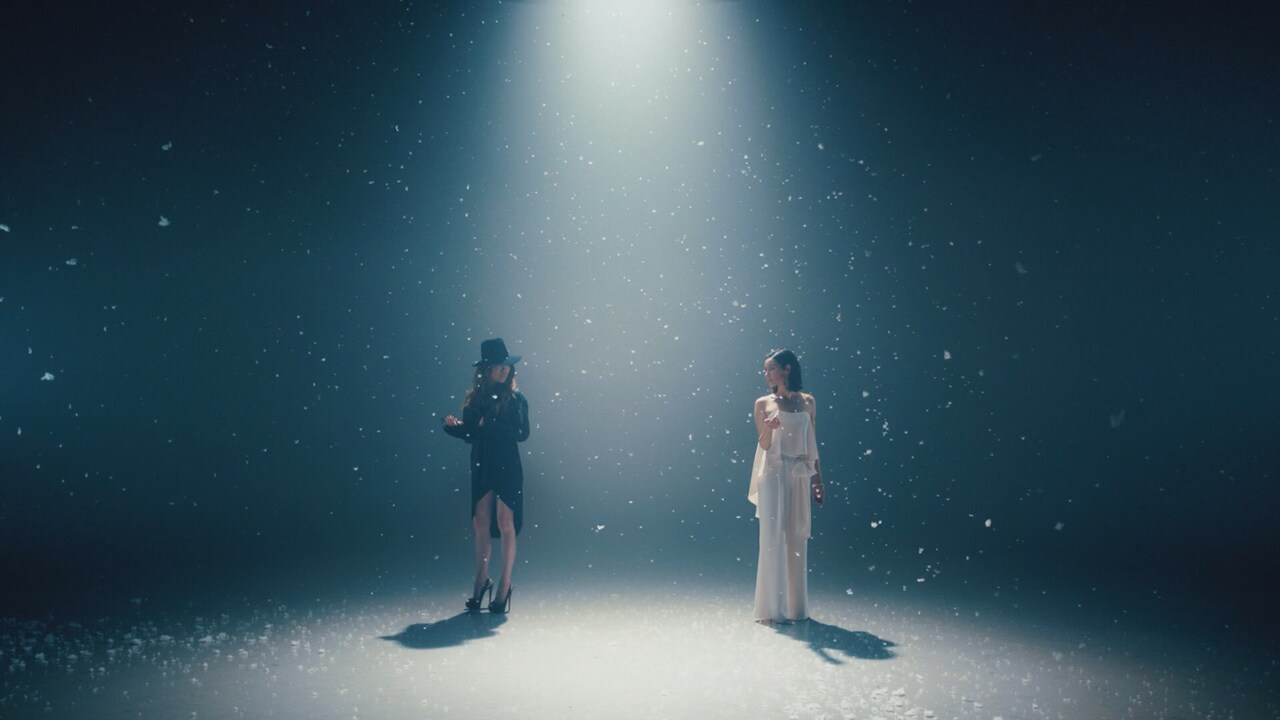 JUJU「かわいそうだよね （with HITSUJI）」ミュージックビデオのワンシーン。