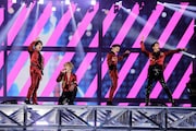 人気画像8位は「『SHINeeは永遠に5人』SHINee、集大成のドームで交わした約束と“5人”で歌った新曲」より、SHINee。