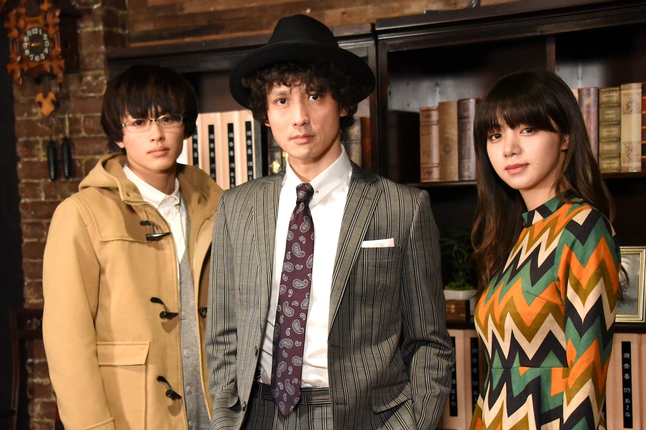 左から草川拓弥（超特急）、安藤政信、池田エライザ。