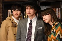 左から草川拓弥（超特急）、安藤政信、池田エライザ。