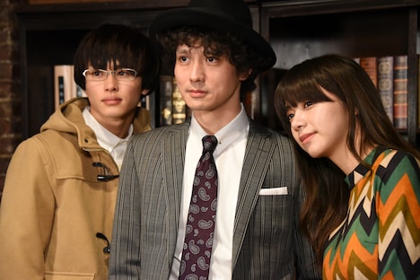 左から草川拓弥（超特急）、安藤政信、池田エライザ。