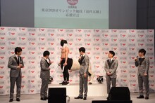 ぺんたうるすくんを見つめるゴスペラーズ。