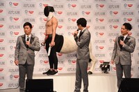 ぺんたうるすくんを見つめるゴスペラーズのメンバー。