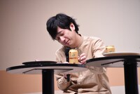 「サッポロ 麦とホップ」の味の余韻に浸る二宮和也。