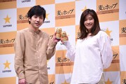 左から二宮和也、篠原涼子。