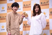 左から二宮和也、篠原涼子。