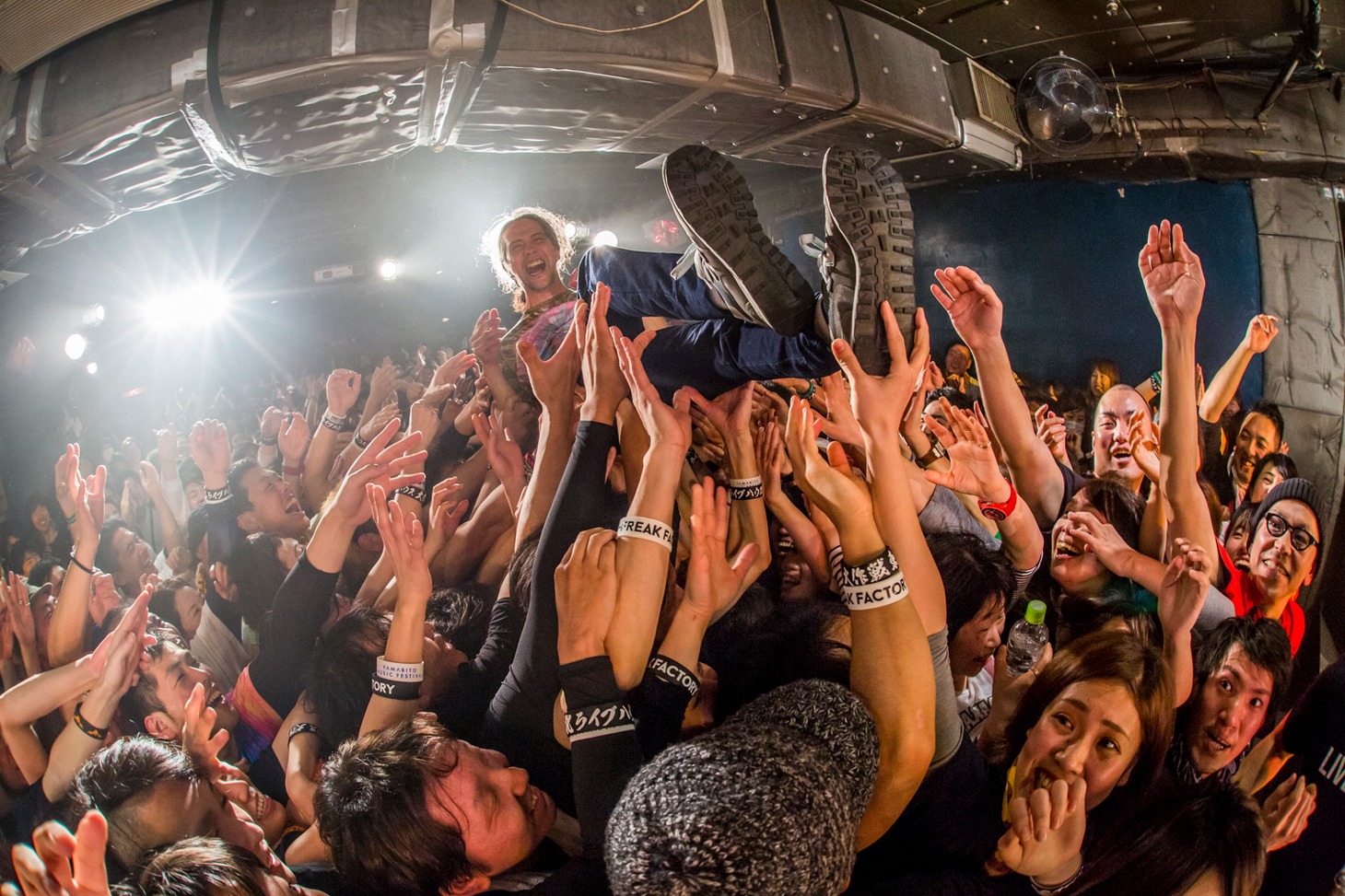 ダイブする家坂清太郎（Dr）。（Photo by HayachiN）