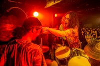 左から家坂清太郎（Dr）、茂木洋晃（Vo）。（Photo by HayachiN）