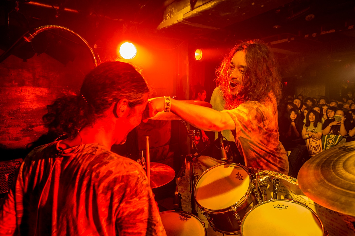 左から家坂清太郎（Dr）、茂木洋晃（Vo）。（Photo by HayachiN）