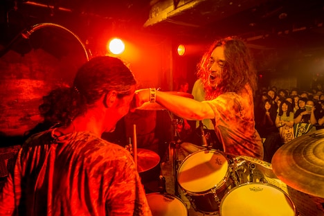 左から家坂清太郎（Dr）、茂木洋晃（Vo）。（Photo by HayachiN）