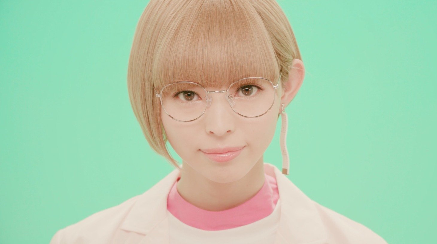 「柄、じゃない？」ミュージックビデオのワンシーン。
