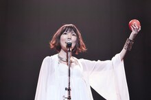 りんごを手にする黒木渚。（撮影：椋尾詩）