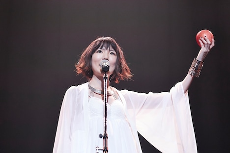 りんごを手にする黒木渚。（撮影：椋尾詩）