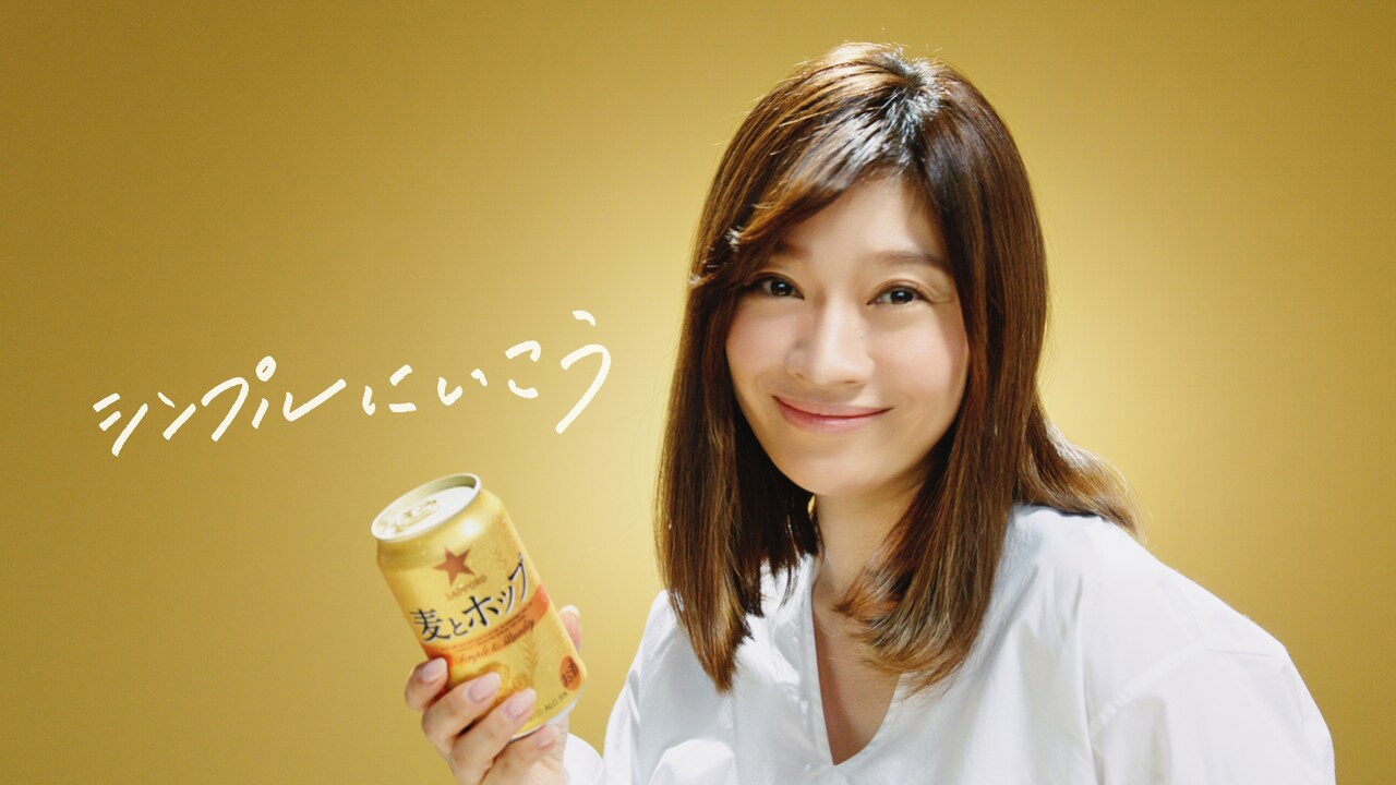 「だけがいい人・篠原涼子 中身で選びたい篇」CMのワンシーン。