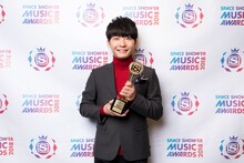 「BEST ART DIRECTION VIDEO」を受賞した星野源。