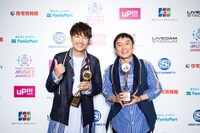「ARTIST OF THE YEAR」を受賞したゆず。