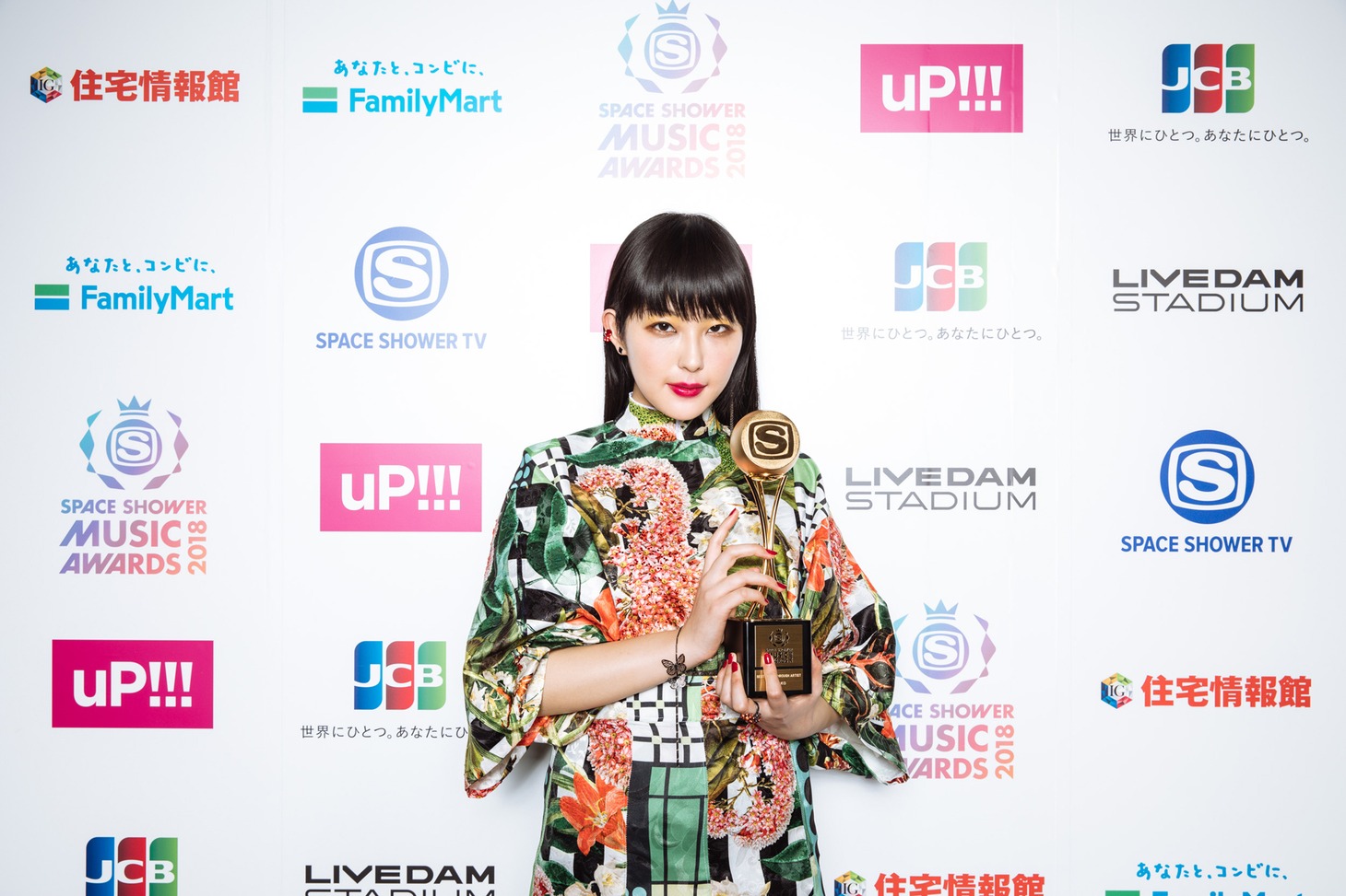 「BEST BREAKTHROUGH ARTIST」を受賞したDAOKO。