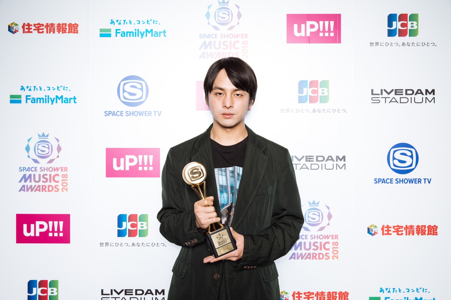 「BEST VIDEO DIRECTOR」を受賞した山田健人。