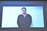 コメント動画で記者発表会に参加したSWAY。