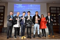 左からマリアナ政府観光局ジェネラルマネージャー・一倉隆氏、DOBERMAN INFINITY、マリアナ政府観光局理事会会長グロリア・キャバナ氏、マリアナ政府観光局局長クリス・コンセプシオン氏。