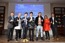 左からマリアナ政府観光局ジェネラルマネージャー・一倉隆氏、DOBERMAN INFINITY、マリアナ政府観光局理事会会長グロリア・キャバナ氏、マリアナ政府観光局局長クリス・コンセプシオン氏。