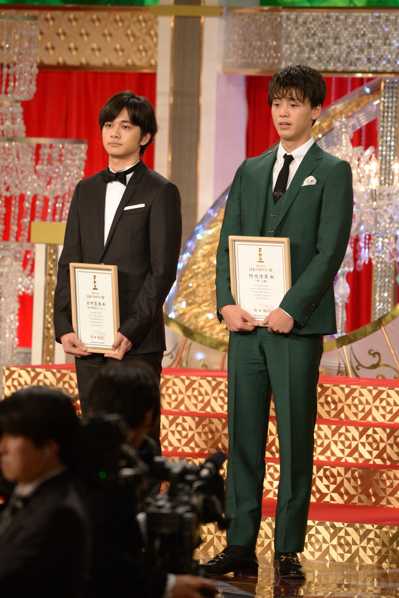 新人俳優賞の受賞者たち。左から北村匠海、竹内涼真。
