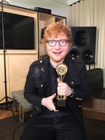 「BEST INTERNATIONAL ARTIST」を受賞したエド・シーラン。