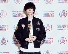 「BEST MALE ARTIST」を受賞した米津玄師。