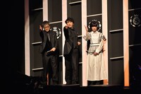 左からMCのいとうせいこう、ユースケ・サンタマリア、きゃりーぱみゅぱみゅ。