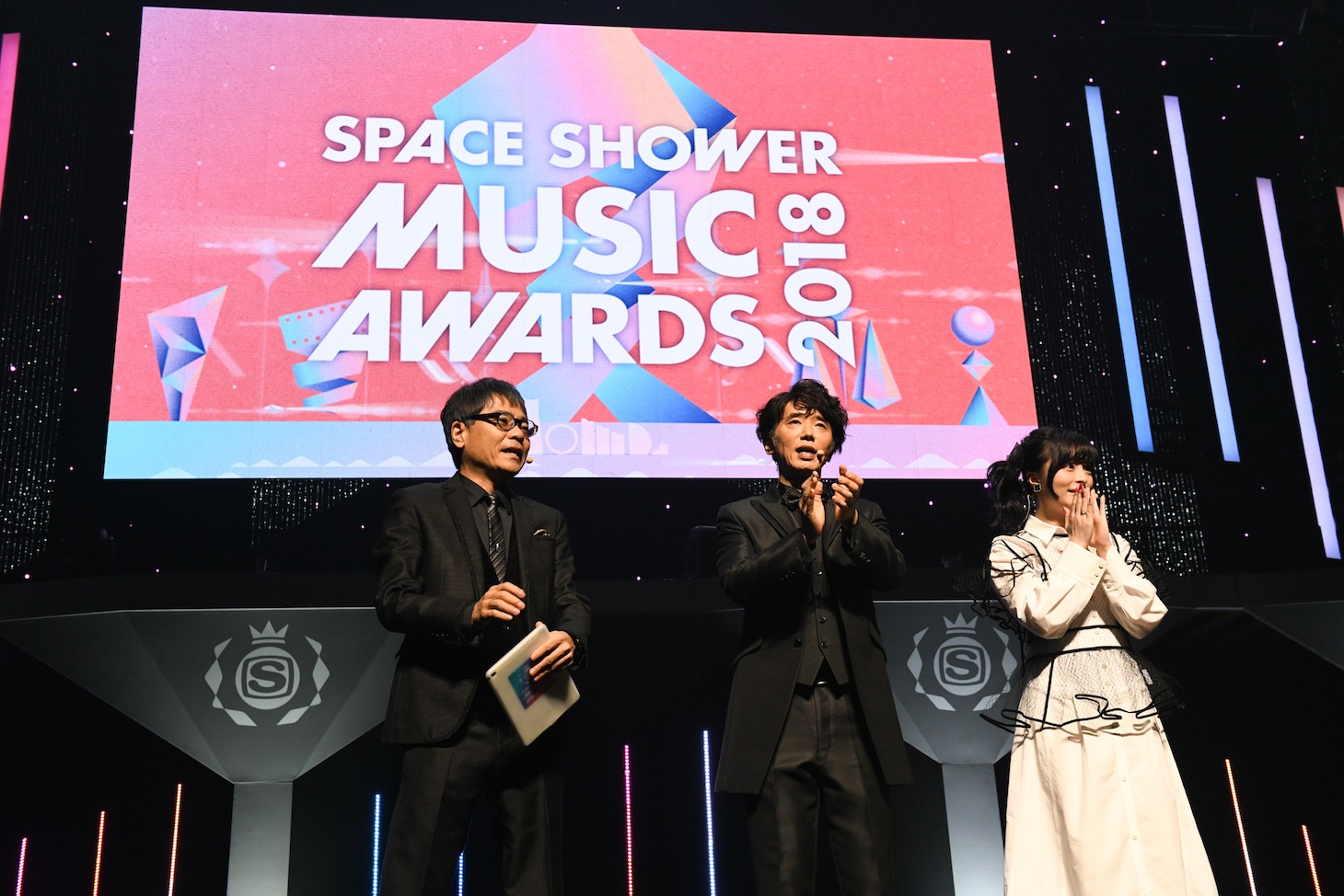 左からMCのいとうせいこう、ユースケ・サンタマリア、きゃりーぱみゅぱみゅ。