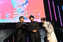 左からMCのいとうせいこう、ユースケ・サンタマリア、きゃりーぱみゅぱみゅ。