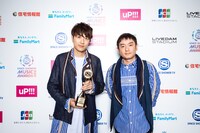 「BEST POP ARTIST」を受賞したゆず。