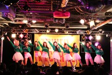 MOMOLANDのショーケースライブの様子。