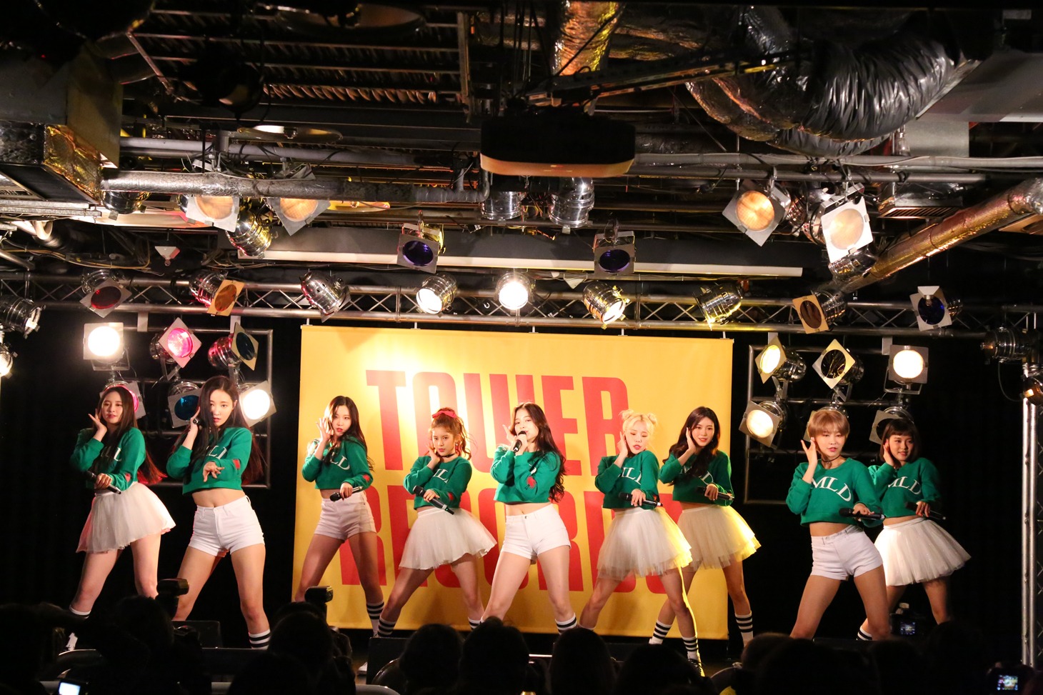MOMOLANDのショーケースライブの様子。