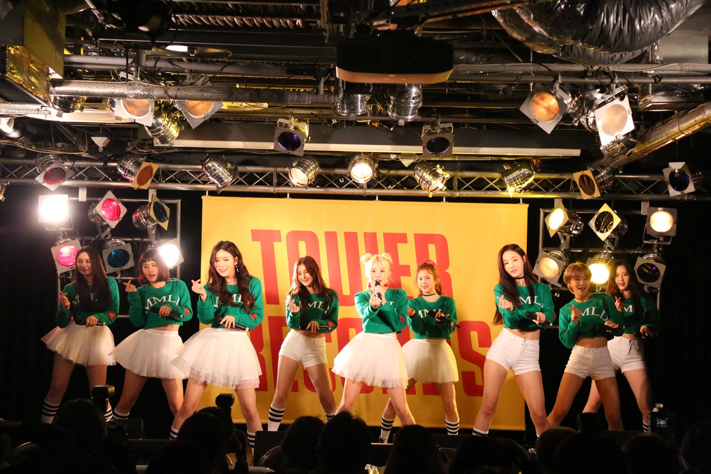 MOMOLANDのショーケースライブの様子。