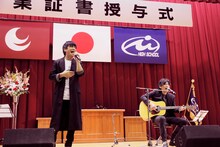 因島高校の卒業式でライブを披露するポルノグラフィティ。