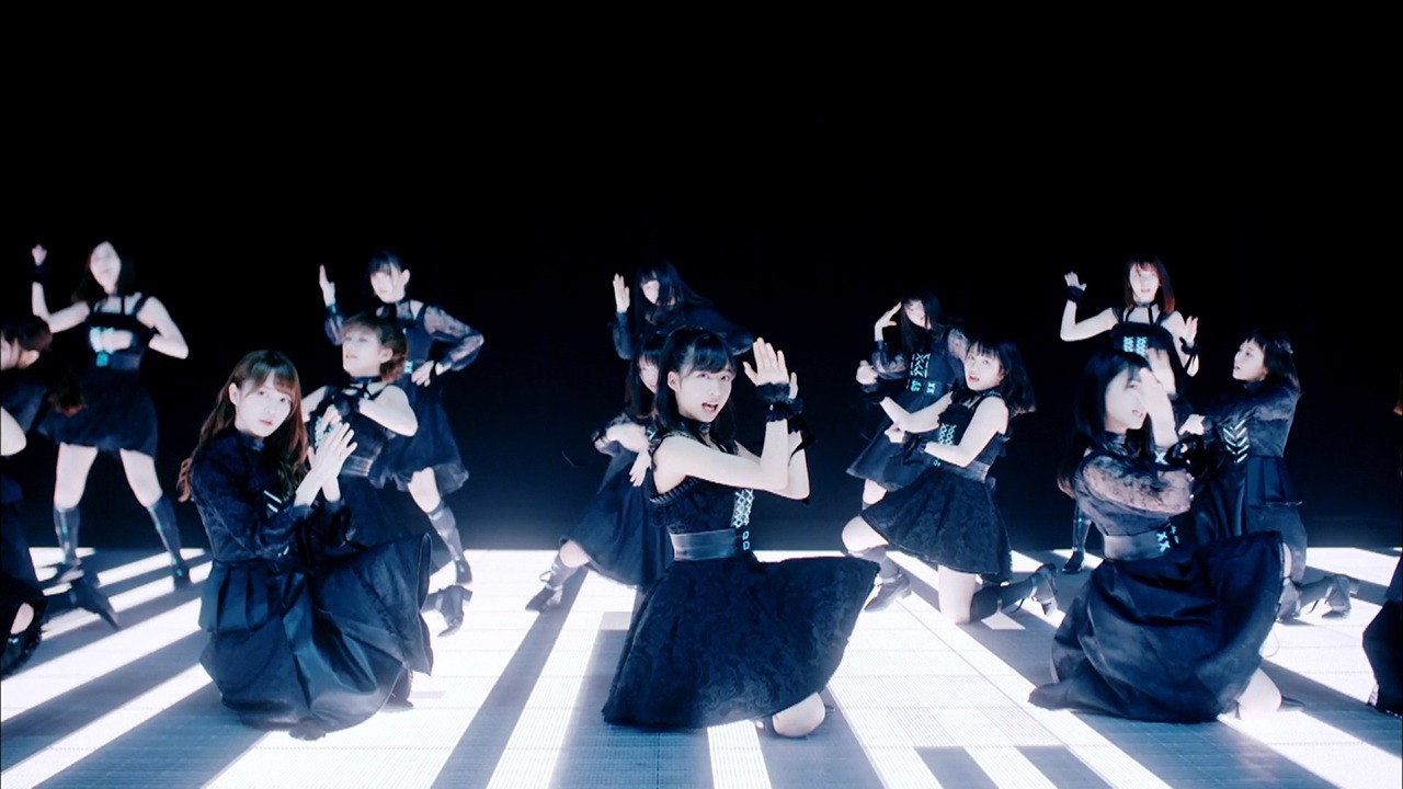 坂道AKB「国境のない時代」ミュージックビデオのワンシーン。