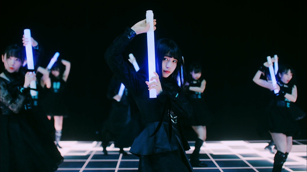 坂道AKB「国境のない時代」ミュージックビデオのワンシーン。